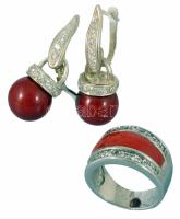 Ezüst (Ag) gyűrű és fülbevaló pár, piros kő berakással, fülbevalókban 925 finomságjel, gyűrűben 1999 utáni magyar behozatali fémjel, m: 55, bruttó 21,5g