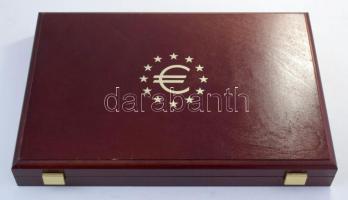 Fa érmetartó kazetta bársonybéléssel, 1db beépített tálcával és 24db ~48x48mm-es férőhellyel (külső ...
