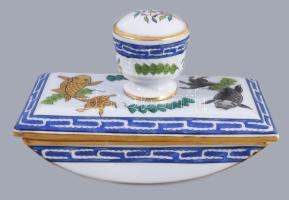 1939 Herendi Poisson mintás tintatartó mandarin fogóval és tapper. Jelzett, aranyozáson kis kopással...