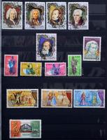 Vegyes magyar és külföldi tétel benne postatiszta jobb magyarokkal 32 fekete lapos A4-es Schaubek berakó 17 oldalán