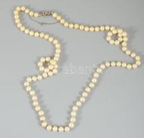 Gyöngy nyaklánc jelzett ezüst (Ag) kapoccsal. 86 cm