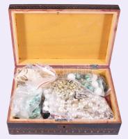 Fa díszdoboz, tele bizsukkal.