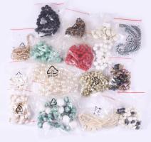 Fa díszdoboz, tele bizsukkal