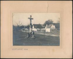 cca 1910 Imádkozók egy útszéli feszületnél, fotó kartonon, sérült kartonnal, a fotón kis szakadással, későbbi azonosításra váró feliratozással, 11x16 cm