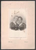 1900 Két elegáns öltözetű hölgy portréja, kartonra kasírozott fotó Koller Károly utódai budapesti műterméből, dekoratív verzóval, foltos, 18,5x11 cm, karton: 31x22 cm