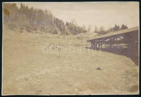 1918 Úz-völgye, a sodronykötélpálya 4. állomása, hátoldalon feliratozott fotó, felületén törésnyomok, kisebb szakadások, 10,5×15,5 cm