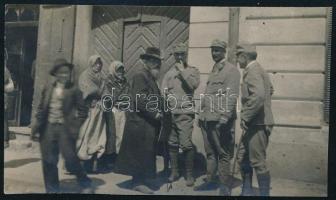 cca 1916 Zsidók Bukarestben katonákkal, hátoldalon feliratozott fotó, 6×10 cm