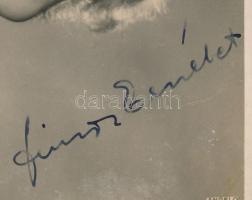 Simor Erzsi (1911-1977) színésznő autográf aláírása őt ábrázoló fotólapon, 13,5x8,5 cm
