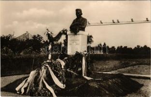 Agárd (Gárdony), Gárdonyi Géza szobra. Képzőművészeti Alap