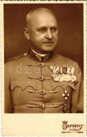 1937 Magyar katonatiszt kitüntetésekkel: Katonai Érdemkereszt, Károly Nagy Ezüst Vitézségi Érem, Ferenc József Vitézségi Érem (?), Koronás Bronzérem (Signum Laudis), Károly Csapatkereszt, Nemzetvédelmi Kereszt, Sebesülési Érem (3-4. sérülés után), Katonai Jubileumi Kereszt, Magyar Érdemkereszt / Hungarian officer with medals. Borsay photo (EK)