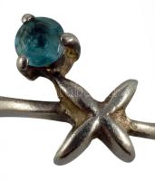 Ezüst (Ag) gyűrű kék kő berakással, jelzett, 1999 utáni fémjel, 925 ezrelékes ezüst, m:51, bruttó 1,...