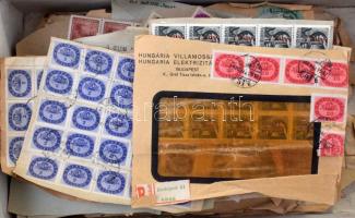 Kivágások a 40-es 50-es évekből, kozte sok 2. inflációs előlap, levéldarab, céglyukasztások, postaügynökségi bélyegzések stb, kék dobozban