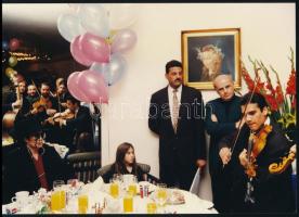 1994 Michael Jackson Magyarországon a fóti gyermekotthon lakóival cigányzenét hallgat eredeti fotó / Original photo of Michael Jackson in Hungary listening to gypsy music, 17x13 cm