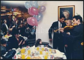 1994 Michael Jackson Magyarországon a fóti gyermekotthon lakóival cigányzenét hallgat eredeti fotó / Original photo of Michael Jackson in Hungary listening to gypsy music, 17x13 cm