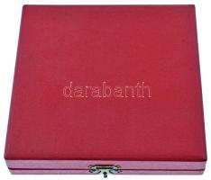 1975. "Felszabadulásunk 30. évfordulójára" egyoldalas, öntött bronz plakett, dísztokban T:...