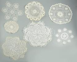8 darab csipke terítő klf eljárásokkal készítve, kötött, horgolt, vert csipke, necc.
