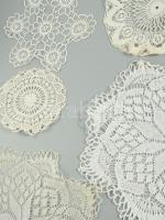 8 darab csipke terítő klf eljárásokkal készítve, kötött, horgolt, vert csipke, necc
