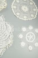 8 darab csipke terítő klf eljárásokkal készítve, kötött, horgolt, vert csipke, necc