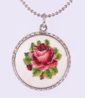 Fém nyaklánc gobelin medállal