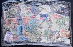 Vegyes külföldi és magyar forgalmi és képes bélyegek, dobozban ömlesztve