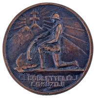 1930 k. "Becsülettel élj és küzdj!" irredenta bronzozott fém emlékérem (67mm) T:VF anyaghiba, hátoldalán csavarhelyekkel