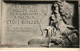 Ez iskola helyén állt az a kaszárnya, a melyben Petőfi Sándor 1839-40 telén katonáskodott. Lukács La...