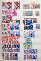 Több száz db bélyeg 1925-től a modern időkig sok teljes sorral, jobbakkal 12 lapos nagyalakú berakób...