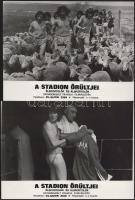 cca 1972 "A stadion őrültjei" című francia filmvígjáték jelenetei és szereplői, 17 db vintage produkciós filmfotó ezüst zselatinos fotópapíron, a használatból eredő (esetleges) kisebb hibákkal, 18x24 cm