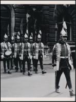 cca 1925 Budapest, budai vár, palotaőrség, Kerny István (1879-1963) budapesti fotóművész hagyatékából 1 db mai nagyítás, 24x17,7 cm