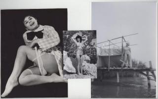 cca 1974 Szituációs játékok, szolidan erotikus felvételek, 13 db vintage negatív + 3 db vintage fotó és/vagy mai nagyítás, a negatívok és papírképek között nincs kapcsolat, 24x36 mm és 25x18 cm között