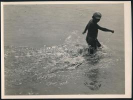 cca 1934 Kinszki Imre (1901-1945) budapesti fotóművész hagyatékából jelzés nélküli vintage fotó (Játék a vízben), felületén törésvonal, 13x17,5 cm