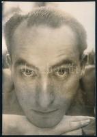 cca 1934 Kinszki Imre (1901-1945) budapesti fotóművész hagyatékából jelzés nélküli vintage fotó (portré), 8,5x5,8 cm