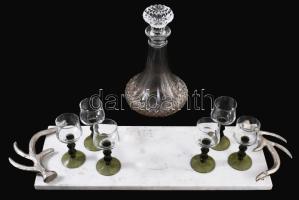 Vadász stílusú 6 személyes italszervírozó készlet, italos üveg, 6 darab römer pohár, agancsalakú fogókkal díszített márvány tálcán, h: 58 cm