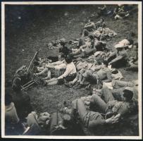 cca 1936 Kinszki Imre (1901-1945) budapesti fotóművész hagyatékából jelzés nélküli vintage fotó (turisták pihenője), 5,6x5,8 cm