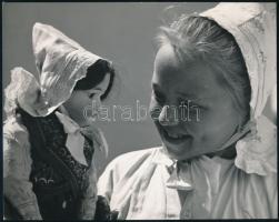 cca 1937 Osoha László: Dolls, pecséttel jelzett, feliratozott vintage fotóművészeti alkotás, 17x21,5 cm