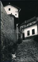 1972 Lelesz Péter: Sikátor, feliratozott vintage fotóművészeti alkotás, 24x18 cm
