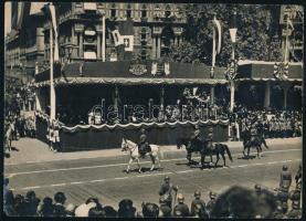 1937 Budapest, Andrássy út, III. Viktor Emánuel olasz király látogatása, fotó, felületén törésnyomokkal, 17×23 cm