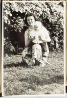 Vegyes régi és modern fotó tétel, műanyag tartódobozban, 24x12x8,5 cm