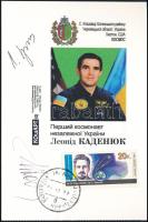 Leonyid Kadenyuk (1951-2018) ukrán űrhajós és Leonyid Kucsma (1938- ) volt ukrán elnök aláírásai levelezőlapon / Signatures of Leonid Kadeniuk (1951- ) Ukrainian astronaut and Leonid Kuchma (1938- ) former Ukrainian president on postcard