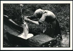 Jelzés nélkül: Öregasszony mosás közben, fotó, 10×14,5 cm