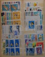 Magyar tétel, benne több ezer bélyeg 5 db A4-es vagy nagyobb berakóban, dobozban