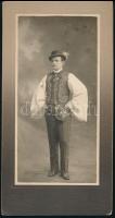 cca 1910 Népviseletbe öltözött fiatal férfi, keményhátú fotó Emil Fischer nagyszebeni (Hermannstadt, Sibiu) műterméből, 25x13 cm