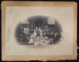 1903.VIII.8. Kiskereskény (Malé Krškany), Dr. Karafiáth Máriusz (1858-1940) és székhelyi Mailáth Borbála (1866-1945) esküvője, csoportkép számos előkelő személlyel (a képen szereplők közül nevesítve Dubraviczky Borbála), keményhátú fotó, a hátoldalon feliratozva, viseltes állapotban, 17,5x21,5 cm