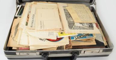 Egy aktatáskányi vegyes papírrégiség, táska mérete: 44x31,5x11 cm