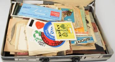 Egy aktatáskányi vegyes papírrégiség, táska mérete: 44x31,5x11 cm