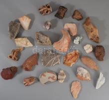 Doboznyi vegyes ásvány, közte vörös jáspis, pink opál. rózsakvarc, agát, stb, érdekes darabokkal