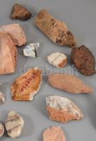 Doboznyi vegyes ásvány, közte vörös jáspis, pink opál. rózsakvarc, agát, stb, érdekes darabokkal