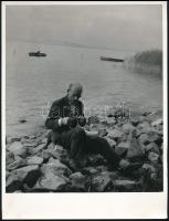 Reismann Mariann (1911-1991): Férfi a Balaton-parton, feliratozott fotó, 24×18 cm