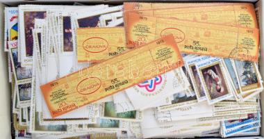 Románia 10.000 db bélyeg teletömött cipősdobozban