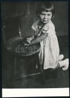 Sevcsik Jenő (1899-1996): Kislány székkel, utólagos előhívás, 18×12,5 cm